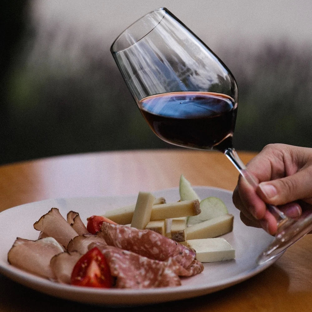 Vesper mit trockenen Rotwein