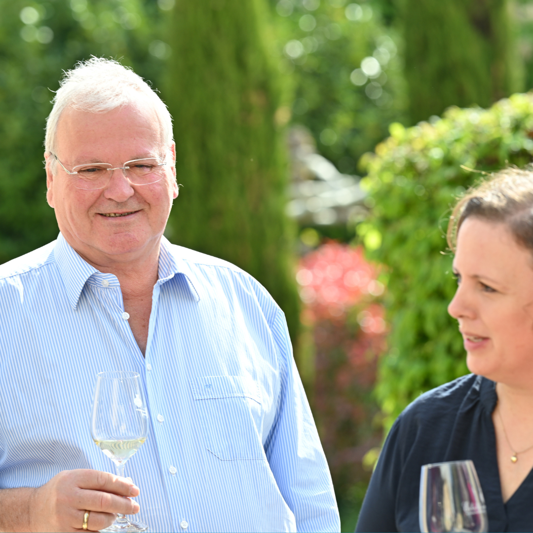 Erbeldinger beim Wein trinken
