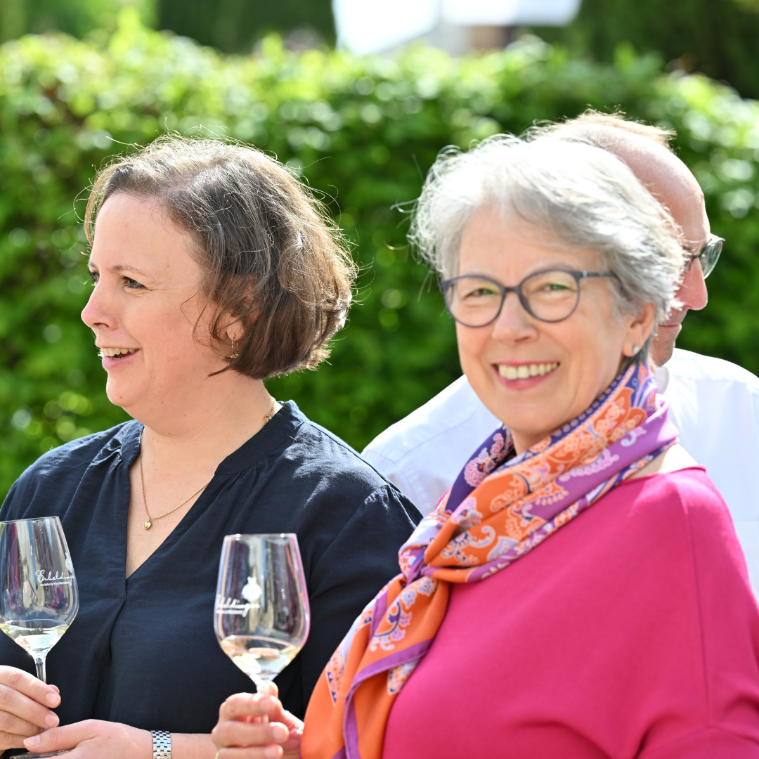 Erbeldinger beim Wein trinken