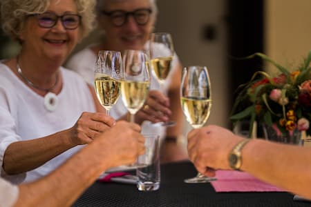 Anstoßen mit Erbeldinger Sekt