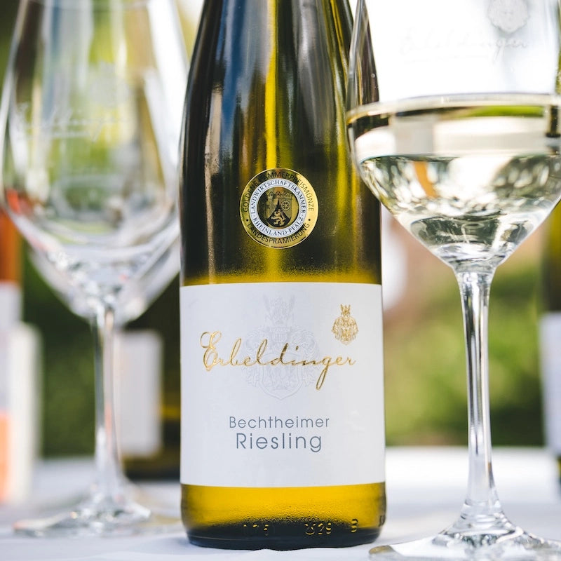 Weißweinflasche und Gläser mit trockenen Weißwein