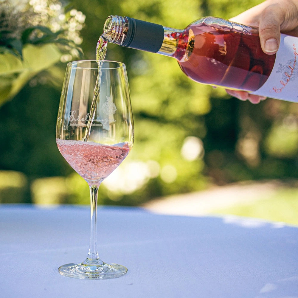 Erbeldinger Rose 1920 mit Glas und Flasche