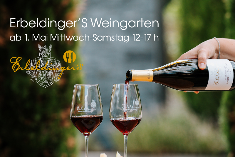 Weingläser mit Rotwein und Weinfasche