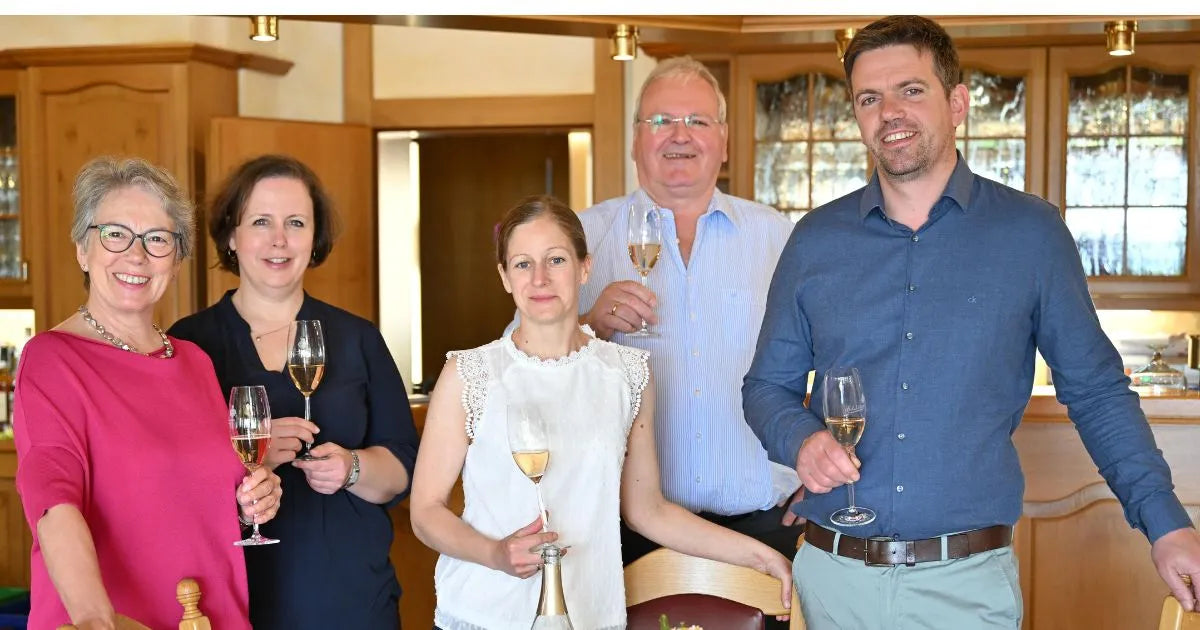Familie Erbeldinger mit Sektglas in der Hand