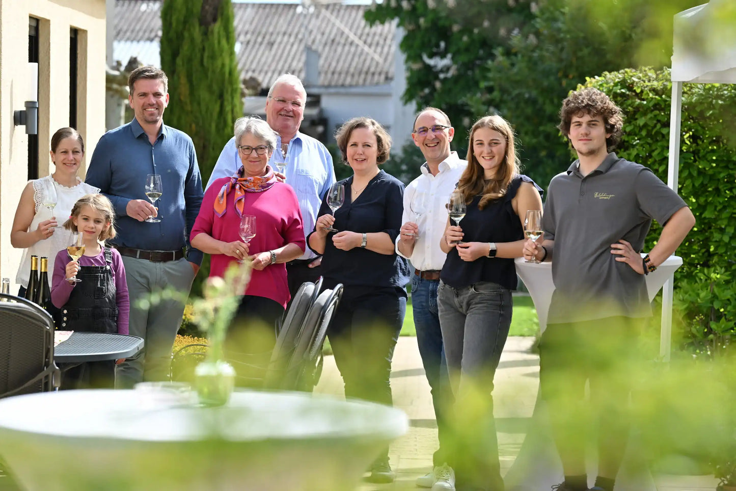 Familie Erbeldinger alle zusammen auf einem Foto im Weingut