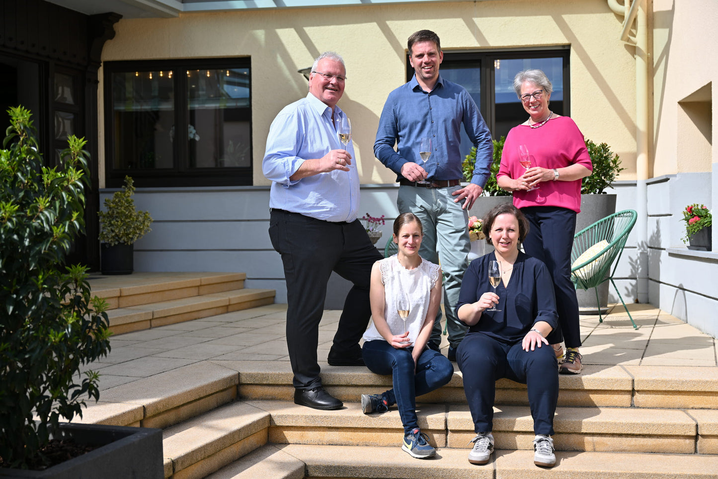 Familie am Eingang mit Glas