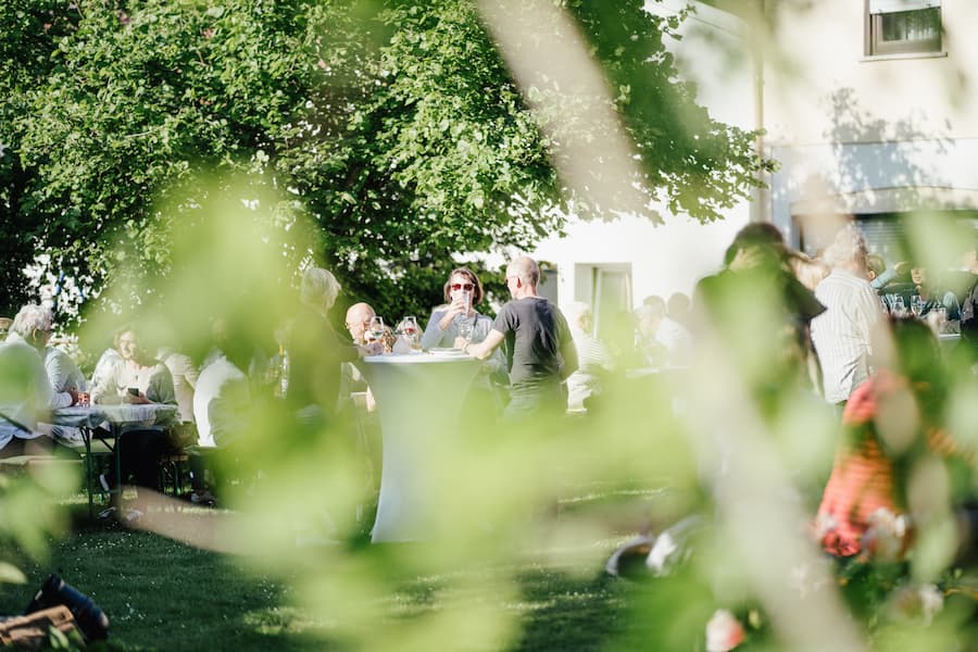 Weintrinken im Garten