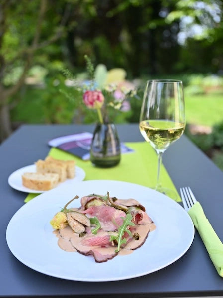 Roastbeef-Teller mit Weinglas im Erbeldingers Weingarten