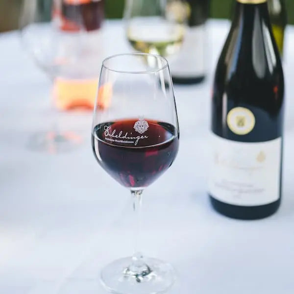 Rotwein im Glas mit Flasche