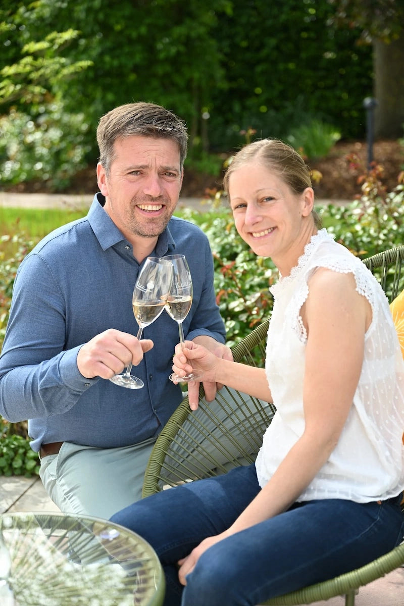 Gundi und Christoph stoßen mit Sekt an
