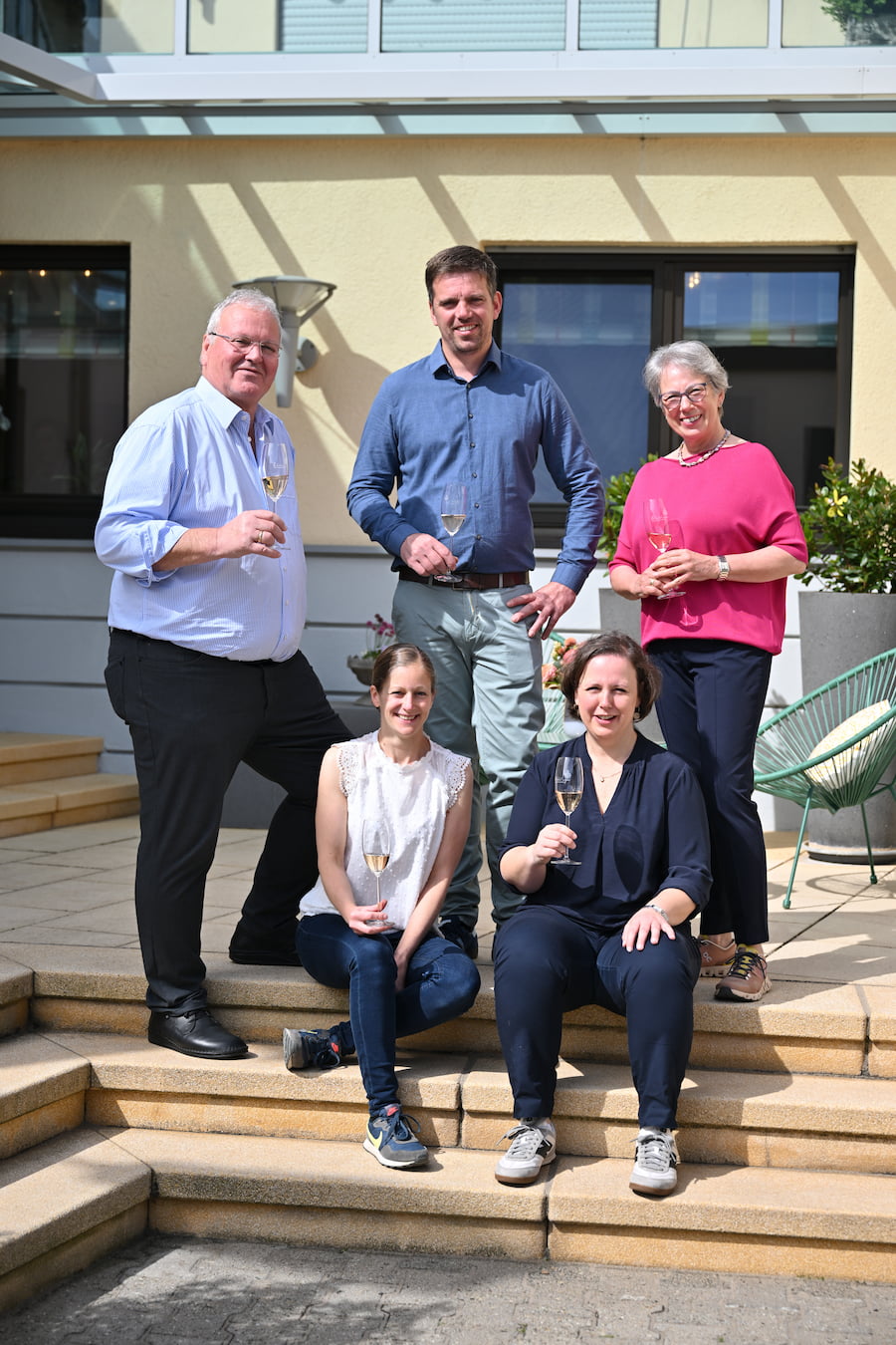 Weingut Familie Erbeldinger stehend am Eingang