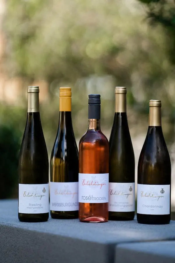 Weinpaket gemischt mit 5 Weinflaschen stehend
