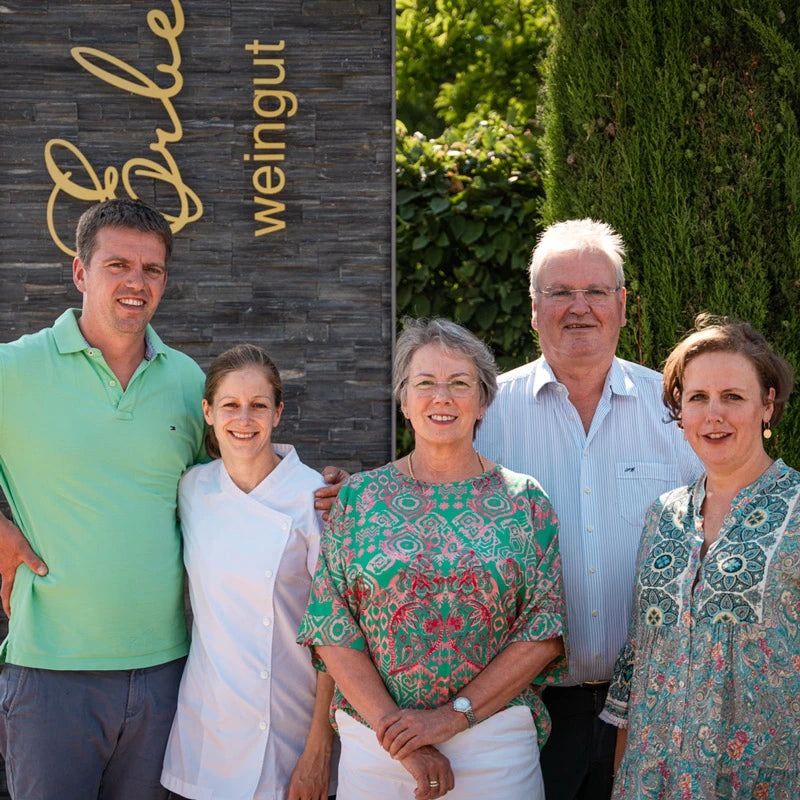 Familie Erbeldinger vor dem Firmenschild im Weingut